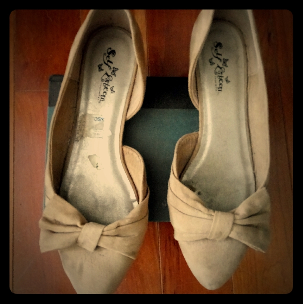 Beige wedge heels with bow